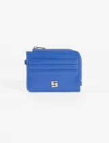 Tarjetero de cuero vegano color azul con acabado brillante, diseño con ranuras para tarjetas y compartimento con cierre.