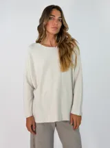 Sweater de punto de corte holgado y diseño minimalista, con cuello redondo y mangas largas con costuras visibles.