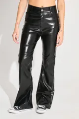Pantalón de tiro medio-alto confeccionado en ecocuero negro con textura de reptil. Presenta corte recto con leve ensanchamiento en el bajo, cierre frontal con botón metálico y bolsillos traseros.
