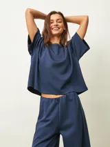 Remera azul oscuro de manga corta, cuello redondo y corte holgado.