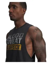 Musculosa negra de hombre con estampado frontal "BLOOD SWEAT RESPECT" en letras plateadas y doradas.