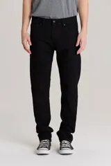 Jean de corte slim fit en color negro, confeccionado en denim rígido. Presenta cierre de botón y cremallera, con diseño clásico de cinco bolsillos y tiro medio.