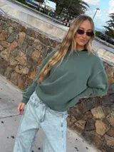 Buzo verde de algodón, corte oversize.