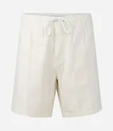 Bermuda recta de playa en color blanco roto, confeccionada en algodón texturizado con efecto de rayas verticales. Posee cintura elástica con cordón ajustable.
