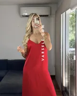 Vestido midi rojo de sedita con breteles finos y escote en V.