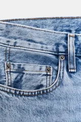 Jeans de tiro medio y corte cigarette (pierna recta y ajustada al tobillo), color celeste claro con efecto lavado y desgastado. Presenta cinco bolsillos y cierre frontal con cremallera y botón.