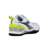 Championes deportivos Diadora modelo Blushield Torneo 2, de color blanco con detalles en negro, gris y amarillo flúor, diseñados para tenis y deportes en cancha.