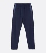 Pantalón deportivo de corte ajustado, color negro, con cintura elástica, cordón de ajuste, bolsillos laterales con cremallera, bandas laterales en contraste y cremalleras en los tobillos.