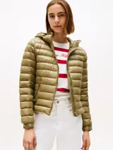 Campera acolchada ultraliviana de corte regular, confeccionada en nailon reciclado. Presenta capucha, cierre frontal con cremallera, dos bolsillos laterales con cierre y puños ajustables con broche a presión. Incluye logo de la marca en la manga.