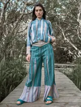 Pantalón de lino con estampado a rayas verticales en tonos celeste, verde, marrón y blanco.