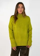 Sweater de punto color verde lima, con cuello alto, manga larga y diseño holgado. Presenta puños y ruedo acanalados.