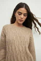 Sweater de tejido tramado en color verde oliva, con cuello redondo y mangas largas. Presenta un diseño de textura acanalada vertical.