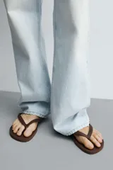 Sandalias de goma blanca Havaianas x Zara, con suela plana con relieve y tiras en el empeine con textura.