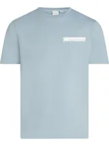 Remera de manga corta, cuello redondo, color celeste pálido, con un pequeño recuadro blanco estampado en el pecho con el texto "Calvin Klein NEW YORK".