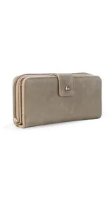 Billetera larga de diseño rectangular con cierre perimetral y solapa frontal con broche a presión. Cuenta con múltiples compartimentos internos para tarjetas, billetes y un monedero con cierre.