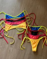 Conjunto de bikini con corpiño triangular y bombacha cavada con tiras finas.