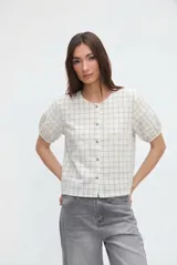 Camisa a cuadros de manga corta abullonada y cuello redondo, con cierre frontal de botones.