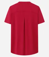 Remera deportiva de manga corta y cuello redondo, confeccionada en poliamida con elastano, de color rosado y diseño liso.