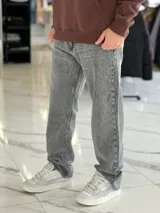 Pantalón de jean celeste de corte oversize y pierna recta.