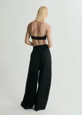 Pantalón wide leg de tiro medio color negro, con bolsillos laterales y traseros, confeccionado en mezcla de viscosa y lino con forro de algodón.