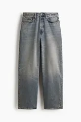 Jean de corte baggy en denim de algodón rígido, con diseño de cinco bolsillos, tiro bajo y piernas amplias redondeadas. Presenta un lavado con efecto desgastado.