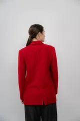 Blazer rojo de paño de baby alpaca, con solapas y bolsillos frontales. Hecho en Uruguay con paño de Perú.