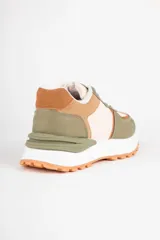 Championes deportivos Pdk Riverland para mujer, en combinación de colores blanco, tostado, gris y detalles en bordó, con suela dentada de goma marrón.