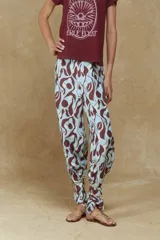 Pantalón de tiro medio con pinzas frontales y pierna amplia con estampado abstracto en tonos celeste y marrón.