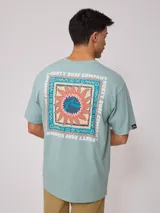 Remera blanca de manga corta de ajuste holgado con estampa en el pecho.