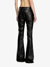 Pantalón de cinco bolsillos de mujer confeccionado en tejido similar al cuero, color negro, con cintura baja y corte bootcut. Presenta efecto desgastado en las costuras y logo Diesel Denim Industry en el bolsillo derecho.