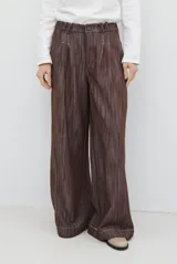 Pantalón de jean marrón con textura rayada y efecto marmolado, de tiro alto y corte wide leg holgado. Presenta presillas para cinto y costuras a contratono.