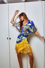 Falda corta tipo pareo con estampado floral y a rayas, con flecos dorados en el ruedo. Se ata a la cintura.
