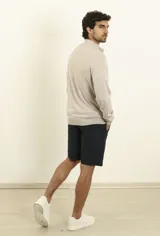 Bermuda verde oscuro de lino y algodón, corte relaxed fit, con cintura elástica ajustable con cordón, bolsillos frontales y traseros.