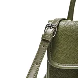 Bandolera de mano con textura granulada, color verde oliva. Cuenta con una solapa frontal con cierre metálico giratorio, asa superior rígida y correa larga ajustable y extraíble. Incluye el logo metálico de la marca en la parte frontal.