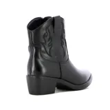 Bota tejana de caña baja color negro, con taco cuadrado y costuras decorativas en la parte superior.