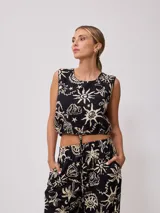 Top sin mangas de algodón con estampado playero en tonos naranja y crema, con ajuste lateral mediante cordones.