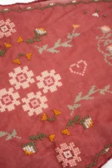 Bandana de algodón color rosado, con diseño bordado en punto cruz con motivos florales y geométricos.