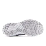 Championes de running New Balance modelo Fresh Foam X Evoz V4, color gris claro con detalles en violeta y rosado en la entresuela. Presentan capellada de malla transpirable, logo lateral característico y tecnología de amortiguación Fresh Foam X.