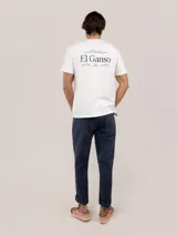 Pantalón de gabardina de corte slim fit y tiro medio, con diseño de cinco bolsillos y cierre de cremallera.