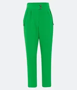 Pantalón zanahoria de vestir color verde, con cintura alta, bolsillos laterales con detalle de botones y corte sastrero.