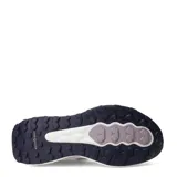 Championes de trail running New Balance modelo Garoe, color gris con detalles en lila. Presentan capellada de malla transpirable, entresuela con tecnología Fresh Foam para mayor amortiguación y suela con relieve para mejor tracción.