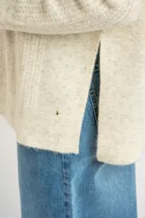 Sweater bordeaux de punto texturado, con cuello redondo y mangas largas. Corte ajustado al cuerpo.