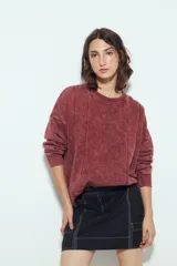 Buzo negro con efecto lavado y costuras verticales a la vista, de calce relajado.