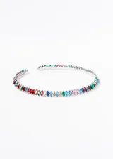 Gargantilla rígida plateada con hilera de zirconias de colores engarzadas.