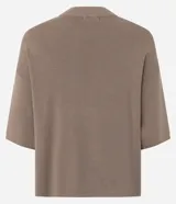 Blusa de manga corta amplia y sisas desplazadas, confeccionada en punto leve de viscosa y poliamida, con cuello redondo ligeramente alto.