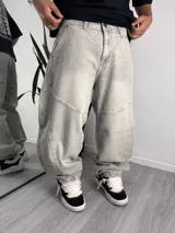 Pantalón jean baggy de corte amplio, color celeste claro con efecto acid wash y costuras reforzadas en las rodillas.