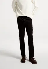 Pantalón vaquero de corte ajustado en color negro, confeccionado en tejido de denim con elastano para mayor comodidad.