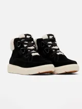 Bota de caña media Sorel, confeccionada en gamuza impermeable color negro. Presenta un diseño con cordones gruesos, herrajes metálicos y un ribete superior de borrego sintético en color crema. Cuenta con una suela de goma moldeada en color crema con excelente tracción.