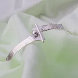 Pulsera rígida de plata 925 con diseño texturizado y detalle de barra transversal.