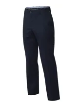 Pantalón clásico de gabardina color azul navy de la marca RKF, de corte regular, tiro medio, con dos bolsillos laterales y dos bolsillos traseros.